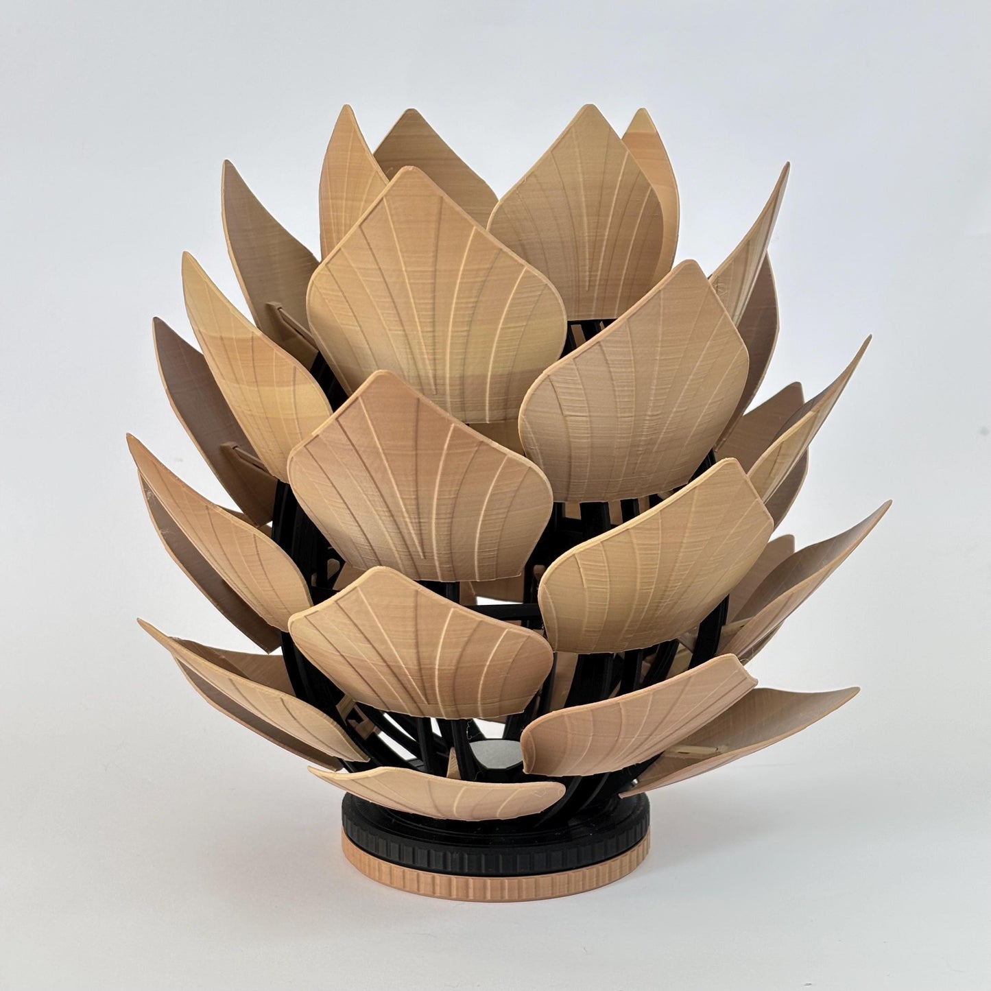 Interactieve dennenappel lamp | Bewegende bladeren en RGB verlichting