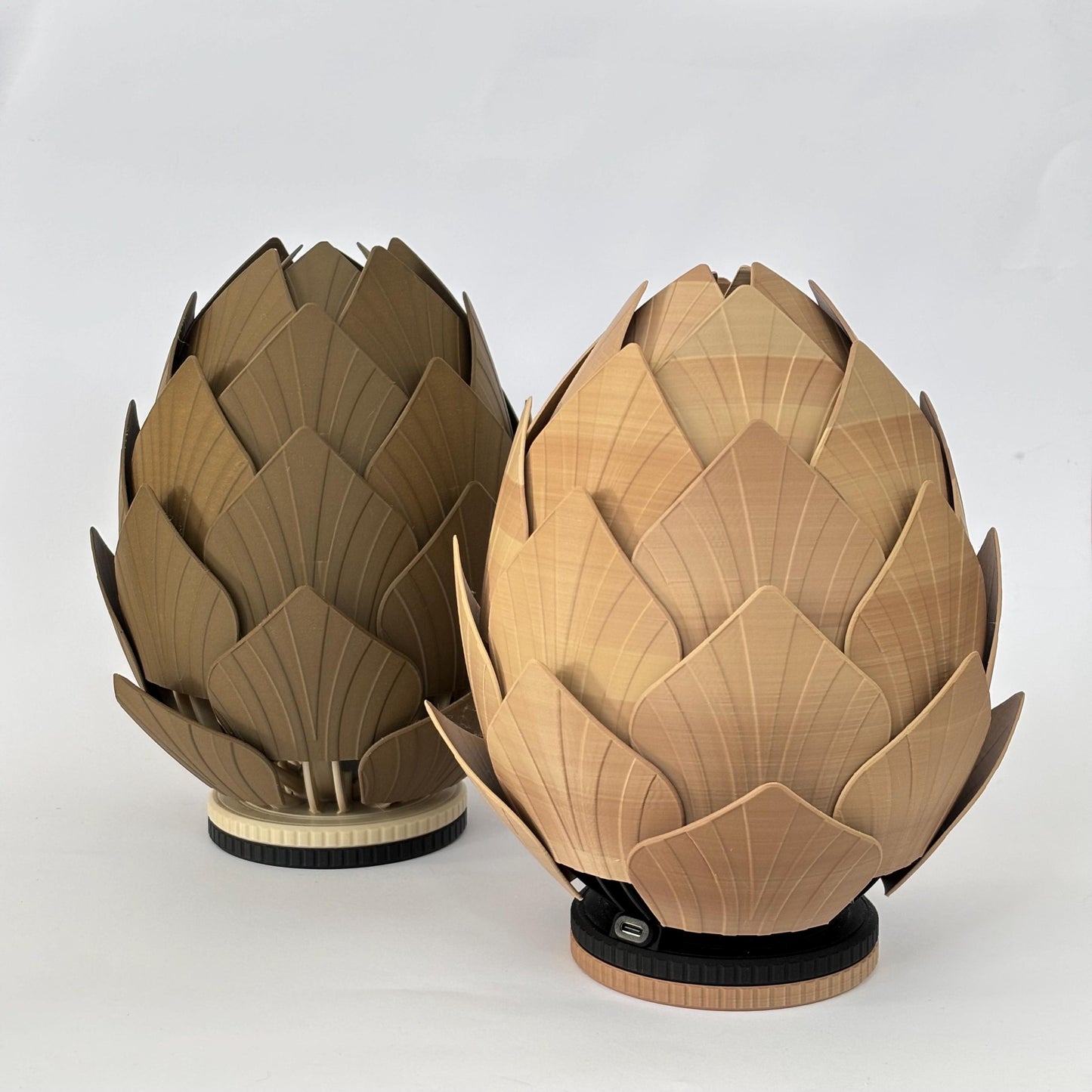 Interactieve dennenappel lamp | Bewegende bladeren en RGB verlichting