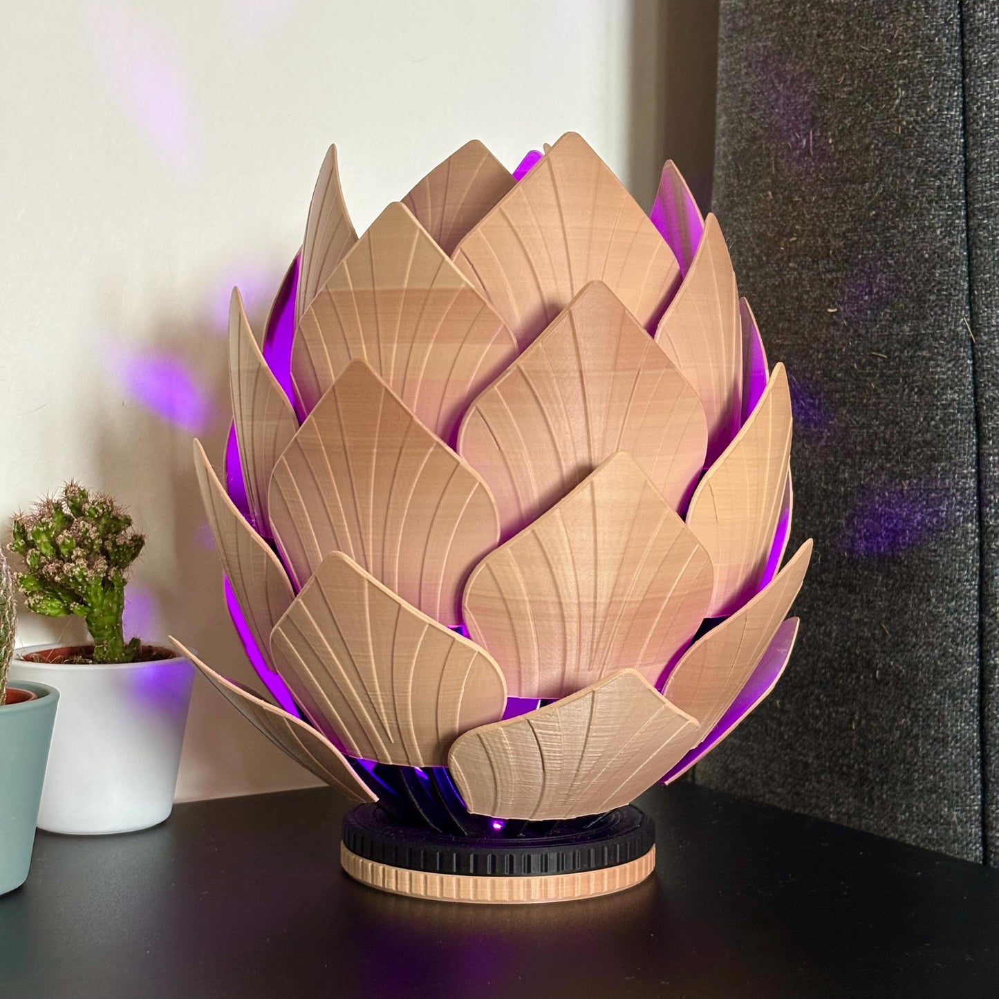 Interactieve dennenappel lamp | Bewegende bladeren en RGB verlichting