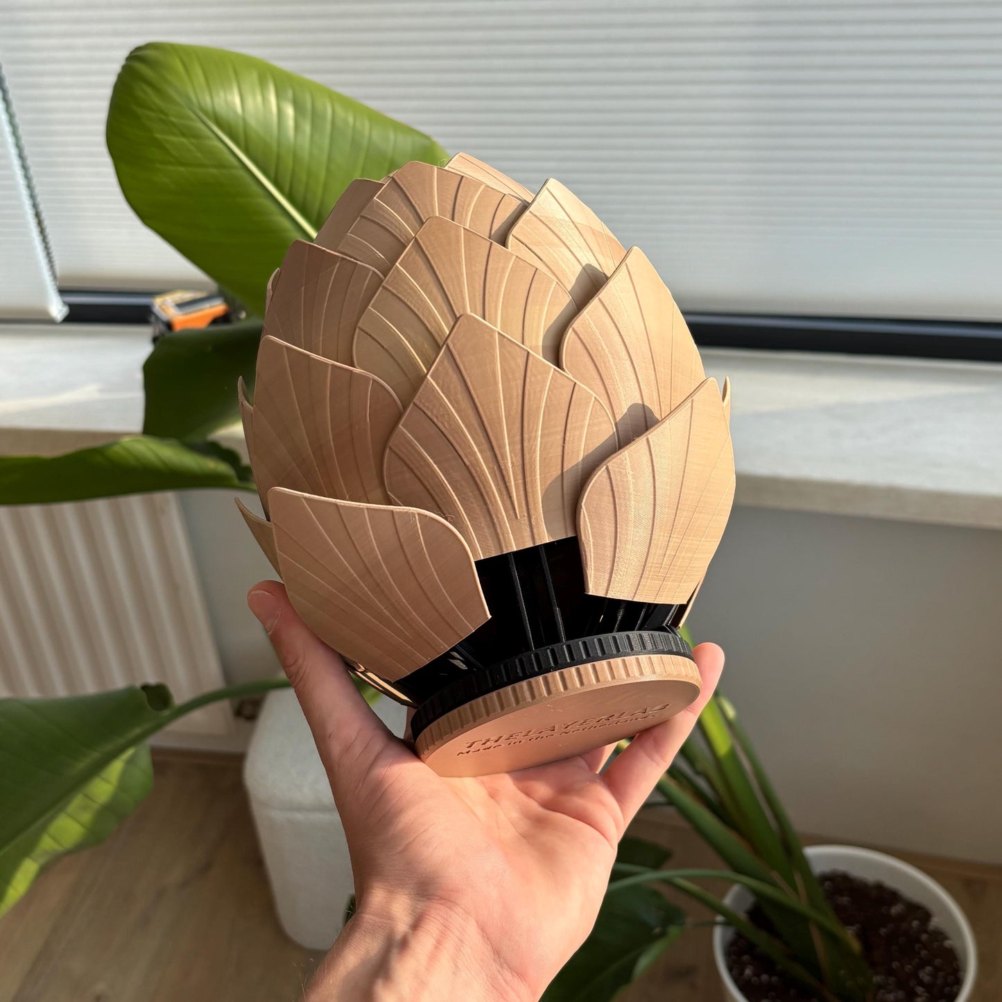 Interactieve dennenappel lamp | Bewegende bladeren en RGB verlichting