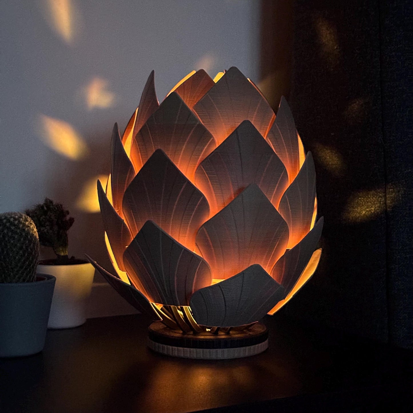 Interactieve dennenappel lamp | Bewegende bladeren en RGB verlichting